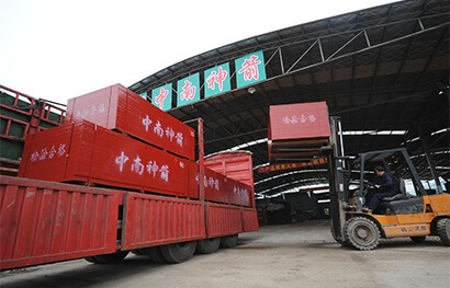 中南神箭发往江西萍乡的高强度竹胶板装车图