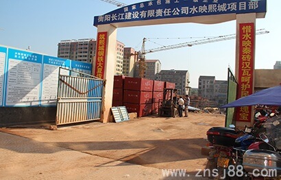竹胶板到水映熙城施工现场