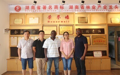 与客人合影