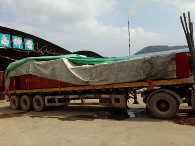 竹胶板装车加盖防护布等发往江苏苏州－中南神箭