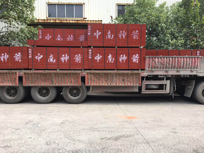 中南神箭竹胶板装车待发往福建泉州