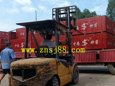 竹胶板生产厂家——中南神箭工厂正装车待发往福建漳州