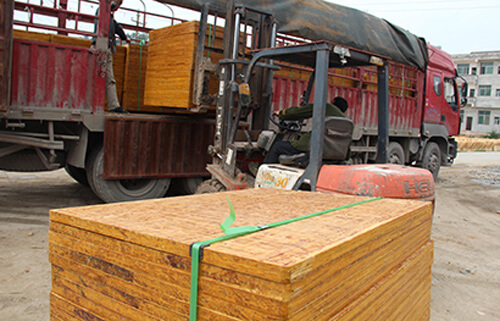 竹砖托板正装车发往上海长宁