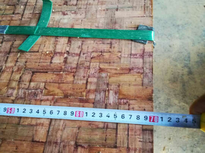 正在测量生产好的竹砖托板规格和厚度—中南神箭