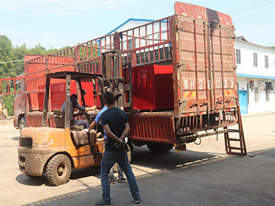 竹胶板装车发往港口