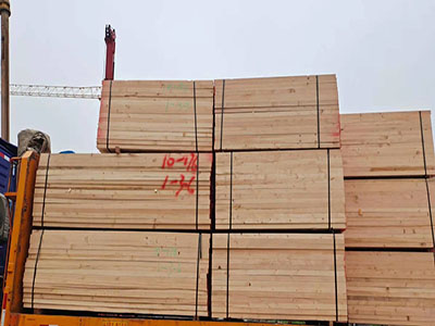建筑木方到达工地