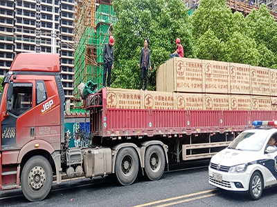 建筑模板到达工地上