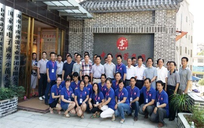 市林业局领导与中南神箭管理人员合影